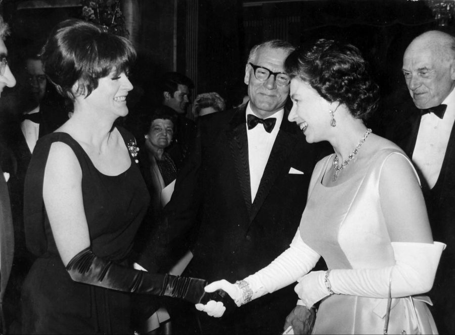 Smith, hier mit Königin Elizabeth II., gehörte zu den grossen Schauspielerinnen. (Archivfoto)