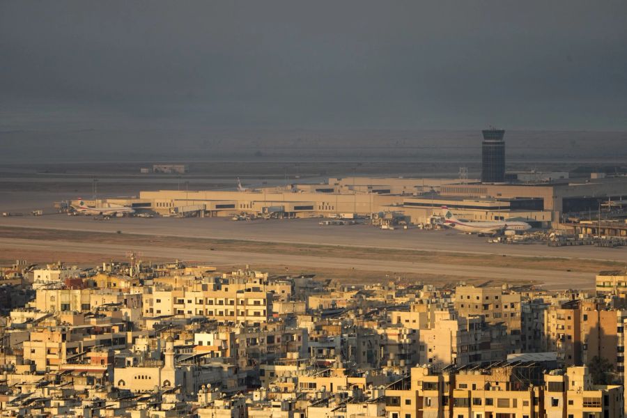 Flugzeuge stehen auf der Rollbahn des internationalen Flughafens Beirut-Rafic Hariri in Beirut, Libanon, Samstag, 28. September 2024.