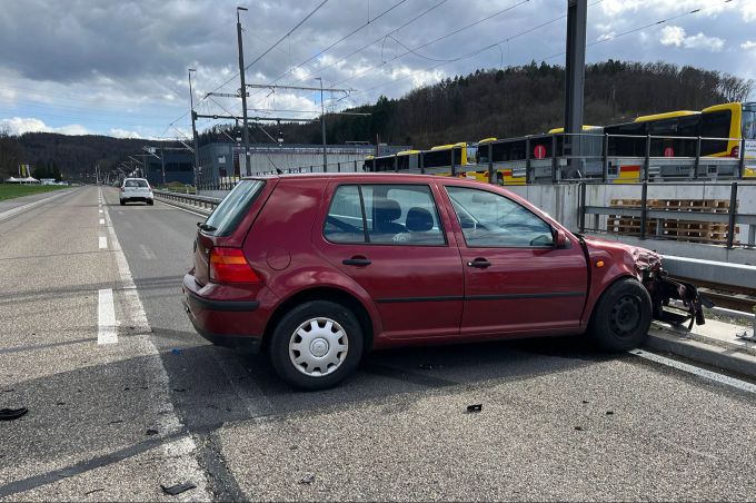 Beide Fahrzeuge wurden bei dem Unfall stark beschädigt. Beide Fahrzeuge