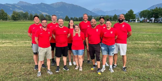 Der FC Uznach feiert sein hundertstes Mitglied in der Mädchenabteilung. Team der Mädchenabteilung beim FC Uznach.
