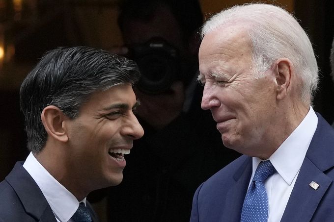 US-Präsident Joe Biden und der britische Premierminister Rishi Sunak, links, beim Treffen in London. (AP Photo/Frank Augstein) Britain US Biden