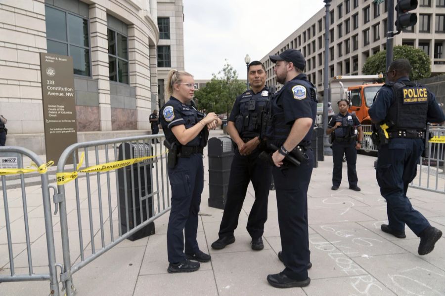 Polizistinnen und Polizisten sperren den Zugang zum Gericht in Washington ab.