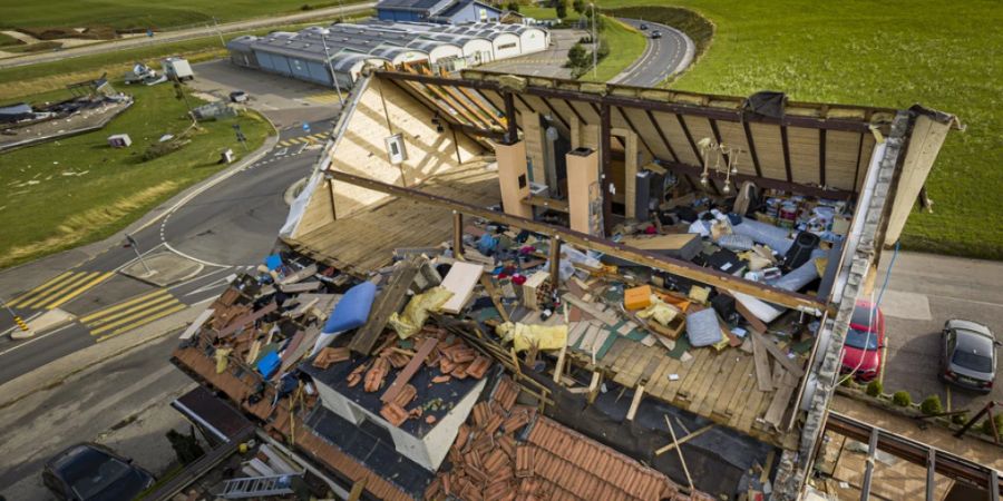 Der heftige Sturm riss Dutzende Dächer von Gebäuden in La Chaux-de-Fonds.