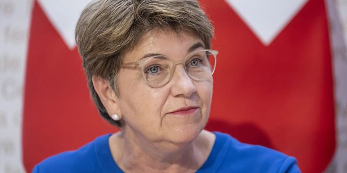 Muss sich wegen einer Fraktur am Ellenbogen schonen: Verteidigungsministerin Viola Amherd. (Archivbild) Muss sich wegen einer Fraktur am Ellenbogen schonen: Verteidigungsministerin Viola Amherd. (Archivbild)