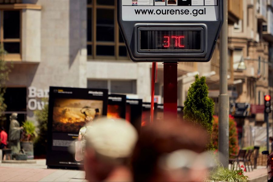 Ein Strassenthermometer zeigt Ende Juni in Ourense im Nordwesten Spaniens 37 Grad an.