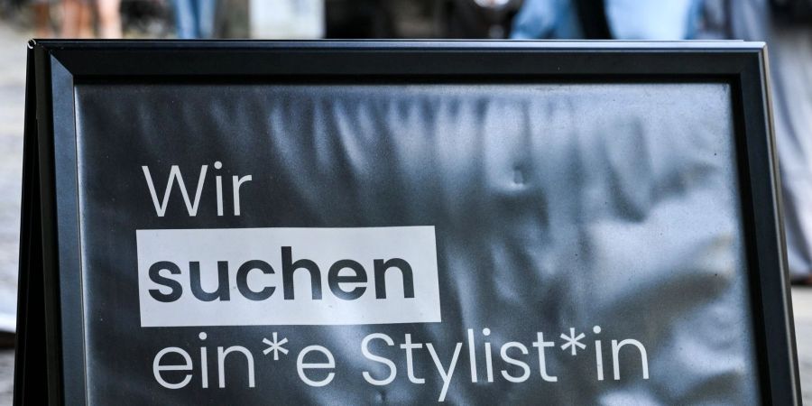 Gendergerechte Suche nach Personal auf diesem Schild in Berlin.