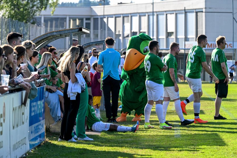 Spieler des FC Shoppy mit der Shoppy-Ente.