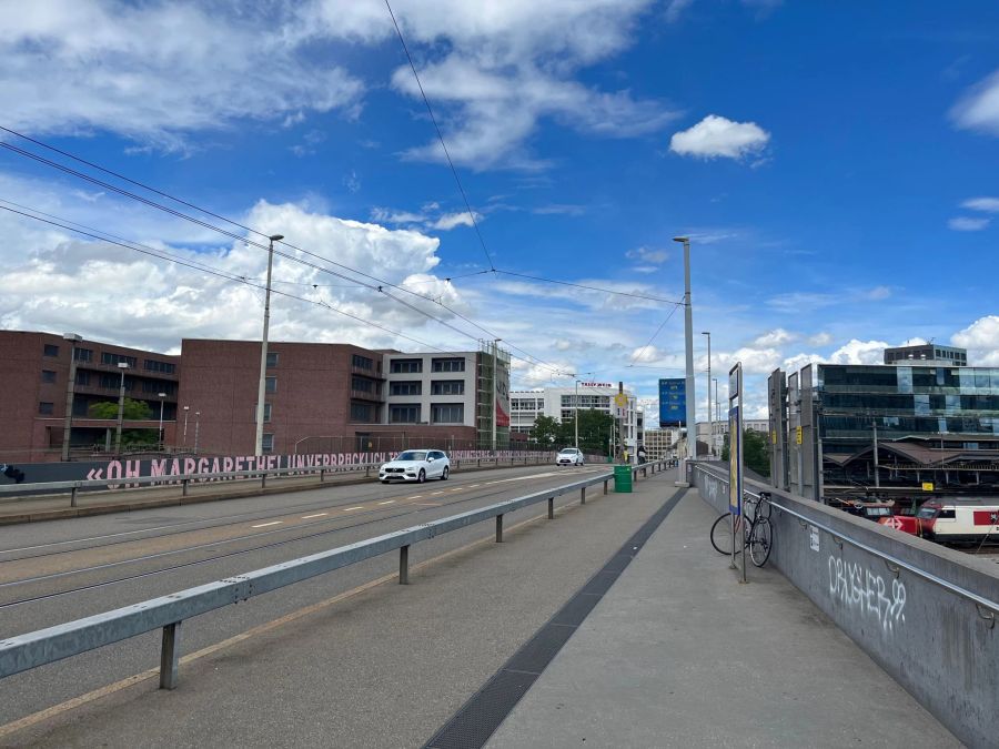 Sie ist die Hauptverkehrsachse zwischen der Stadt und dem Quartier Gundeli sowie Binningen und später Bottmingen und Oberwil.