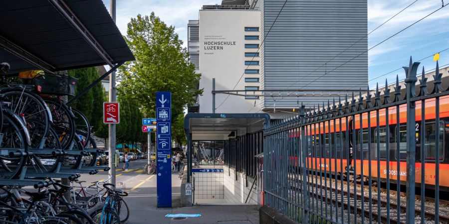 Die Hochschule Wirtschaft und die Bahnunterführung zum Hauptbahnhof in der Stadt Luzern.