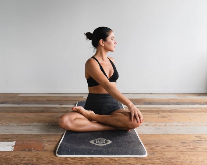 Bewegen Sie sich täglich! Klingt nach 0815 – ist aber für Ihre (mentale) Gesundheit so wichtig. Frau macht Yoga