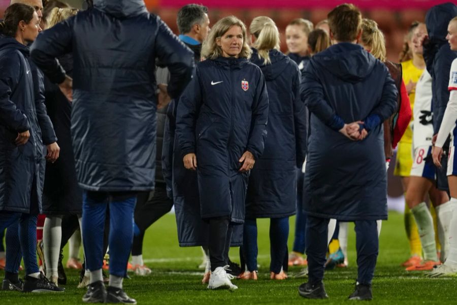 Aber: Es kommen Spekulationen auf, ob es sich um eine Provokation gehandelt hat. Der Haussegen im norwegischen Team um Trainerin Hege Riise hängt schief.