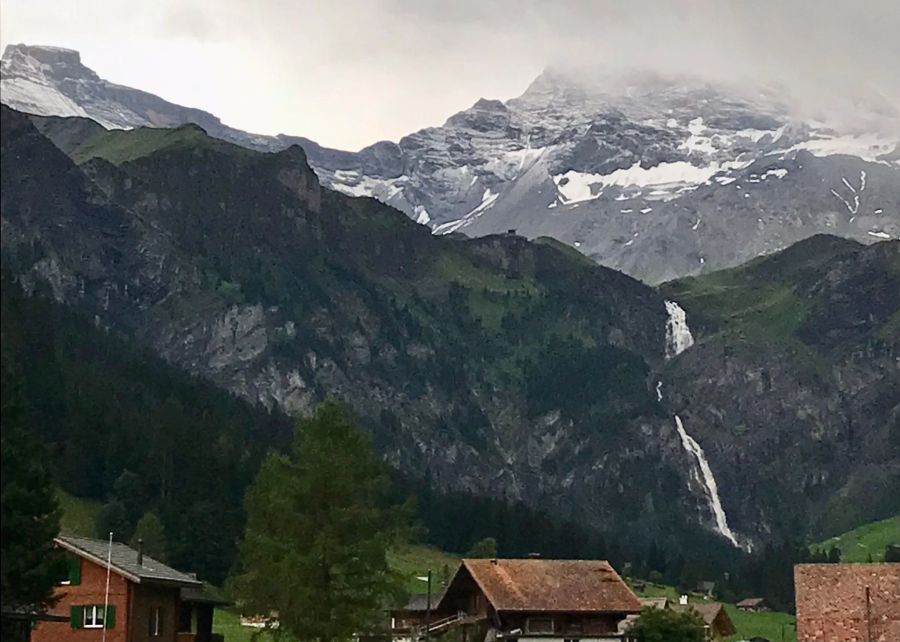 Auch der Wildstrubel oberhalb von Adelboden BE ist heute Morgen weiss.