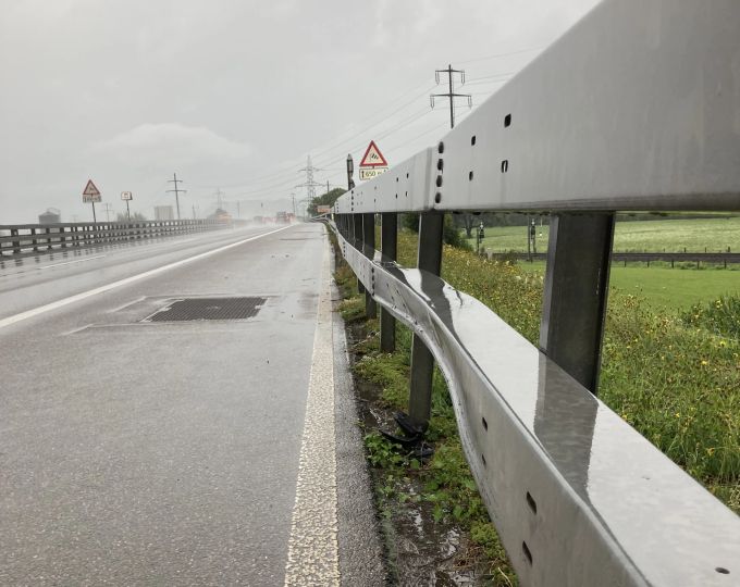 Ein Fahrzeuglenker entfernte sich von der Unfallstelle. Fahrzeuglenker