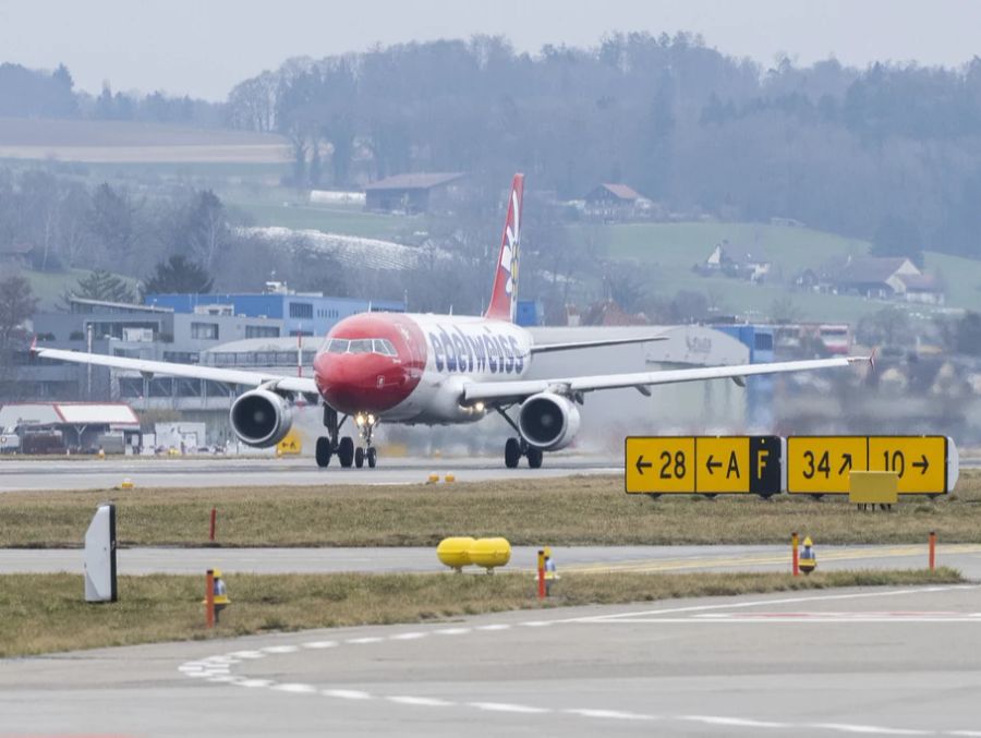 Edelweiss sagt auf Anfrage, der Reiseveranstalter sei dafür zuständig gewesen, die Schweizer zum Flugzeug zu bringen. (Archivbild)