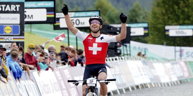 Nino Schurter jubelt über Gold im Team-Wettkampf. Britain Cycling Worlds