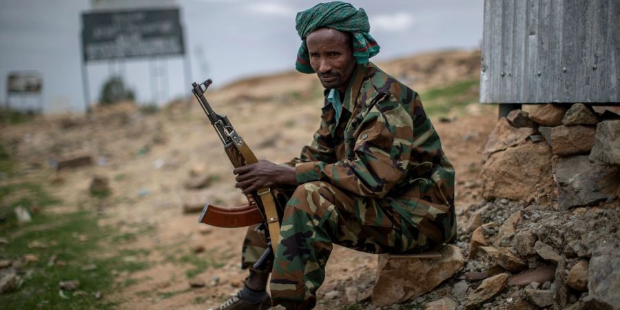 Ein Kämpfer der Tigray People's Liberation Front (TPLF) an einem Wachposten am Rande der Stadt Hawzen in der Region Tigray in Nordäthiopien.