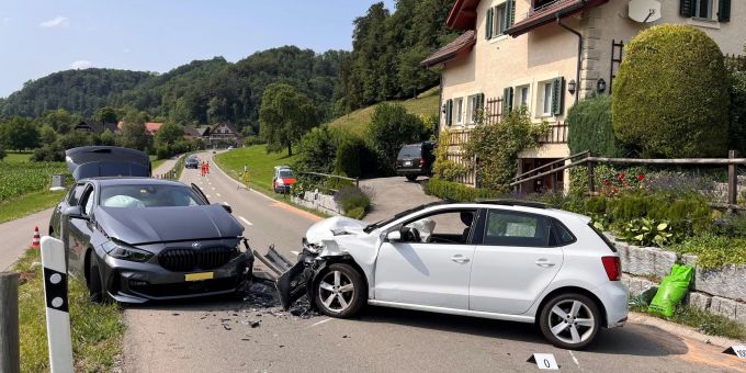 Hausen am Albis ZH: Drei Verletzte nach Frontalkollision. Hausen am Albis ZH