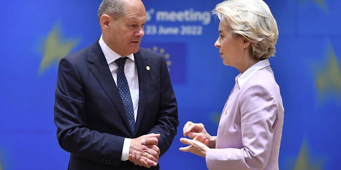 dpatopbilder - ARCHIV - Ursula von der Leyen (CDU,r), Präsidentin der Europäischen Kommission, spricht mit Bundeskanzler Olaf Scholz (SPD). Foto: Geert Vanden Wijngaert/AP/dpa ukraine-krieg
