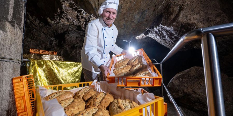 Sechzehn Meter unter der Erde lagert Bäckermeister Volker Wunderlich seine Weihnachtsstollen in der Drachenhöhle Syrau im Vogtland ein. Das Klima ist optimal, macht den Stollen lange haltbar.