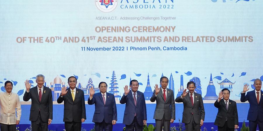 Ferdinand Marcos Jr. (l-r), Präsident der Philippinen, Lee Hsien Loong, Premierminister von Singapur, Prayuth Chan-O-Cha, Ministerpräsident von Thailand, Pham Minh Chinh, Premierminister von Vietnam, Hun Sen, Premierminister von Kambodscha, Joko Widodo, Präsident von Indonesien, Phankham Viphavanh, Premierminister von Laos, und Azhar Azizan Harun, Sprecher des Repräsentantenhauses von Malaysia, bei der Eröffnungszeremonie des 40. und 41. ASEAN-Gipfels. Foto: Vincent Thian/AP/dpa
