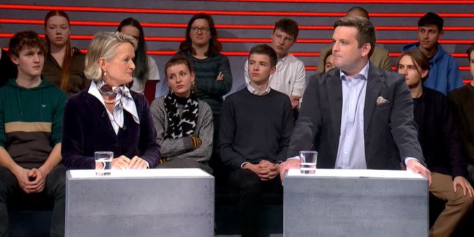 Stehen in der «Arena» zwar auf der gleichen Seite, sind aber unterschiedlicher Meinung: Mitte-Nationalrätin Andrea Gmür und SP-Vizepräsident Jon Pult. «Arena»