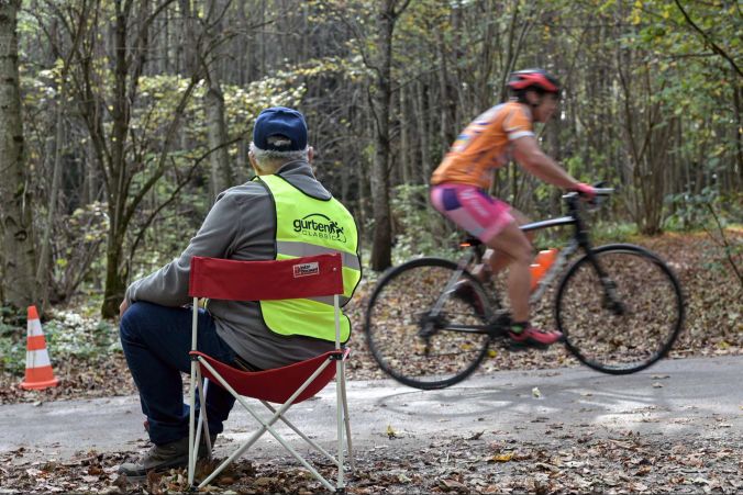 Streckenposten und Radrennfahrer an den 40. Gurtenclassics.