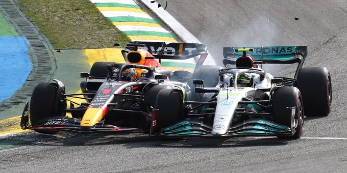 Max Verstappen (Red Bull) kollidiert mit Lewis Hamilton (Mercedes) beim Brasilien-GP der Formel 1. Lewis Hamilton Max Verstappen