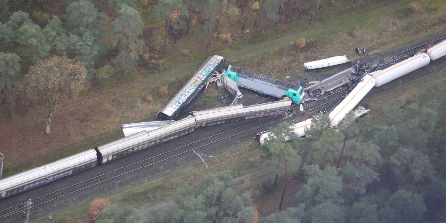 Bei dem Unglück zweier Güterzüge im Landkreis Gifhorn wurden mehrere Waggons beschädigt.