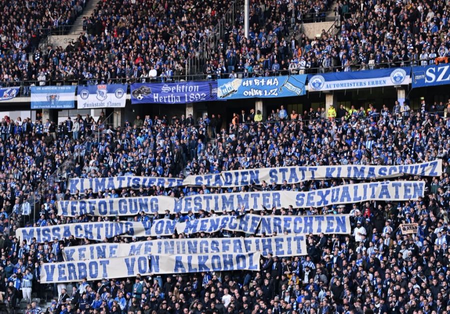 Fans von Hertha BSC zeigen, was sie an der WM 2022 in Katar stört.