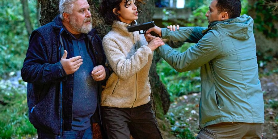 «Harter Brocken»: Adam (Hassan Akkouch, r) bedroht Koops (Aljoscha Stadelmann), Zarah (Sabrina Amali) versucht, ihn zu beruhigen.