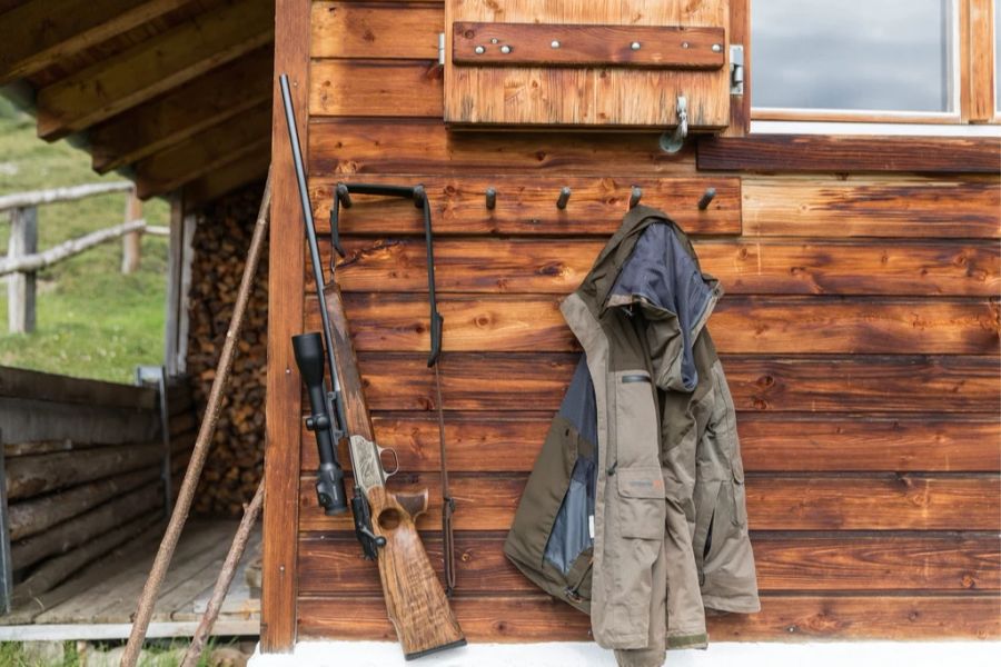 Um ein optimales Nebeneinander von Wolf und Mensch zu ermöglichen, müssen auch Regulationsmöglichkeiten beim Wolf – in der Form von Abschüssen bestimmter Tiere – vorhanden sein. (Symbolbild)