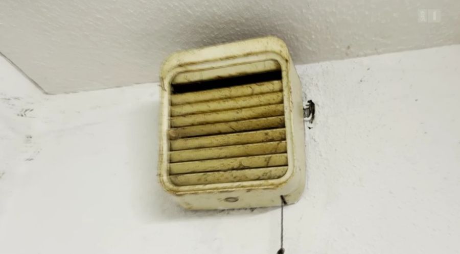 Eine Lüftungsanlage ist verdreckt.