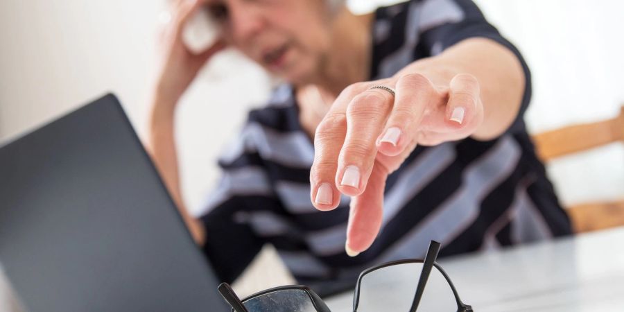 Wer viel vor dem PC arbeitet, braucht irgendwann unter Umständen eine Bildschirmbrille.