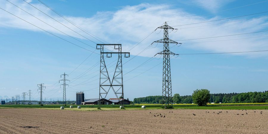 Hochspannungs-Strom Leitung in einer Landschaft. (Symbolbild)