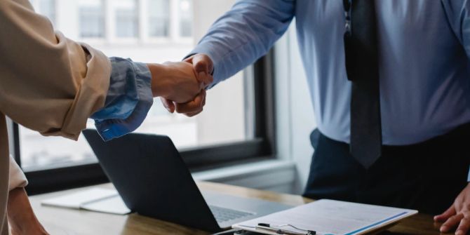 Laptop Verhandlung Handschlag Mann Frau Büro Job