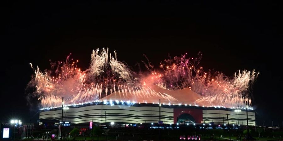 Feuerwerk über dem Al-Bayt-Stadion