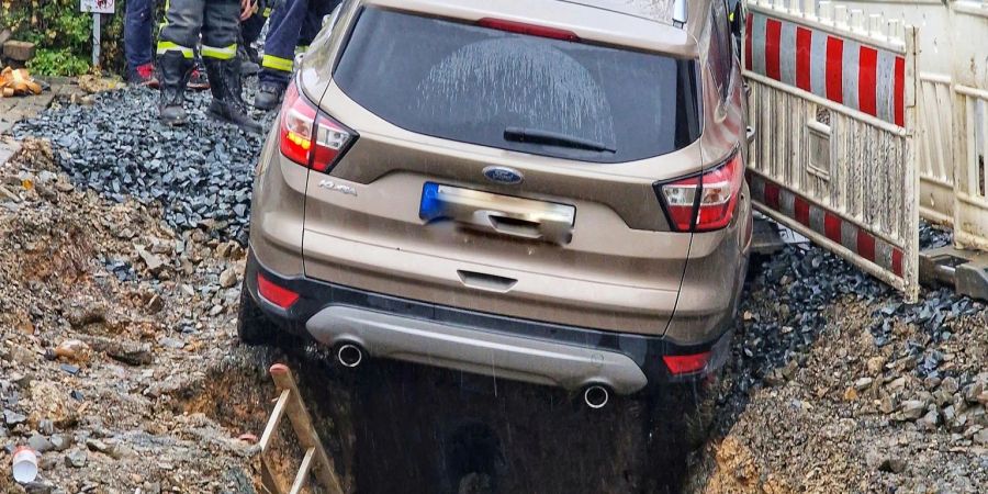 Das Auto am Rand der Baugrube.