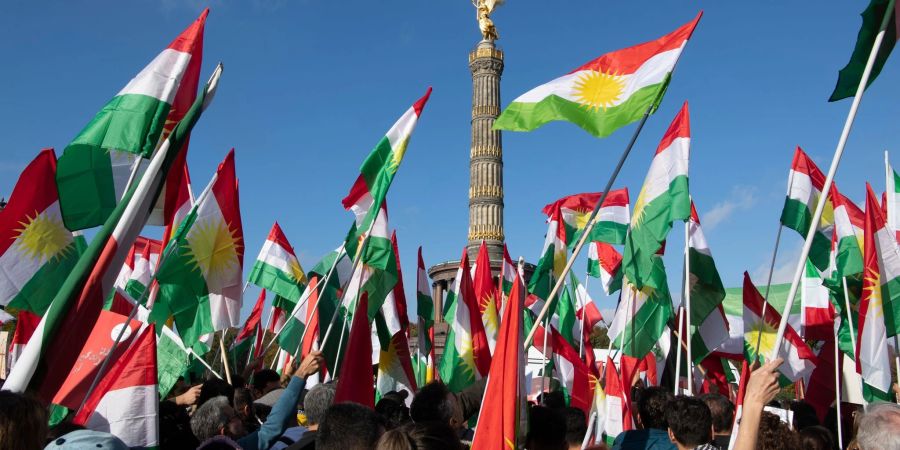 Am Grossen Stern in Berlin kommen Teilnehmer der Grossdemo gegen die iranische Regierung zusammen.