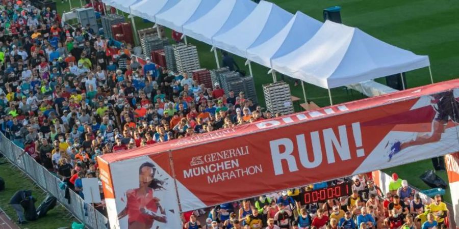 Teilnehmer des München Marathon 2021 starten im Olympiastadion zum Lauf. Foto: Peter Kneffel/dpa