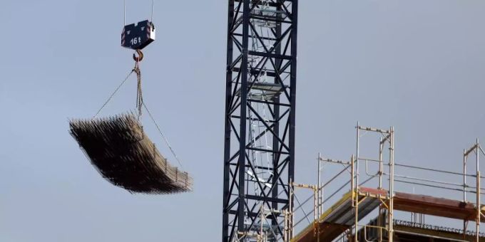 Hohe Energie- und Rohstoffpreise plus Mangel an Fachkräften: Zwei Bremsen für den wirtschaftlichen Aufschwung. Foto: Carsten Koall/dpa Hohe Energie- und Rohstoffpreise plus Mangel an Fachkräften: Zwei Bremsen für den wirtschaftlichen Aufschwung. Foto: Carsten Koall/dpa