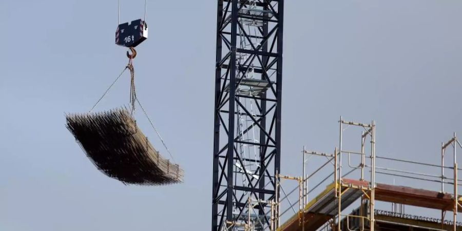 Hohe Energie- und Rohstoffpreise plus Mangel an Fachkräften: Zwei Bremsen für den wirtschaftlichen Aufschwung. Foto: Carsten Koall/dpa
