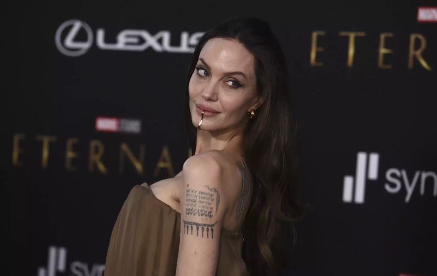 Angelina überraschte an dem Abend mit Kinnschmuck.