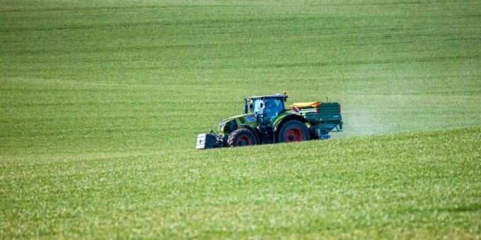 Viele Landwirte gehen angesichts massiv gestiegener Kosten für Düngemittel besorgt ins neue Jahr. Foto: Jens Büttner/dpa-Zentralbild/dpa Viele Landwirte gehen angesichts massiv gestiegener Kosten für Düngemittel besorgt ins neue Jahr. Foto: Jens Büttner/dpa-Zentralbild/dpa