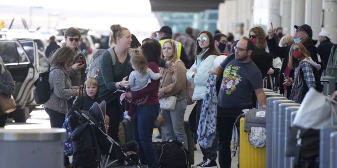 Am Flughafen in Denver sitzen tausende Reisende fest. Coronavirus Omikron