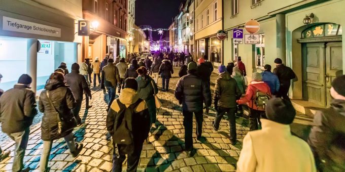 Demonstranten treffen sich zu einem nicht angemeldeten sogenannten «Spaziergang» in der Cottbuser Innenstadt, um gegen die Corona-Massnahmen zu protestieren. Coronavirus - Proteste in Cottbus