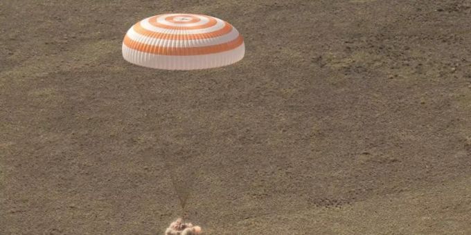 Die russische Raumkapsel Sojus MS-17 landet nach mehrstündigem Flug von der Internationalen Raumstation ISS zur Erde in der Steppe von Kasachstan. Foto: Bill Ingalls/NASA/AP/dpa Die russische Raumkapsel Sojus MS-17 landet nach mehrstündigem Flug von der Internationalen Raumstation ISS zur Erde in der Steppe von Kasachstan. Foto: Bill Ingalls/NASA/AP/dpa
