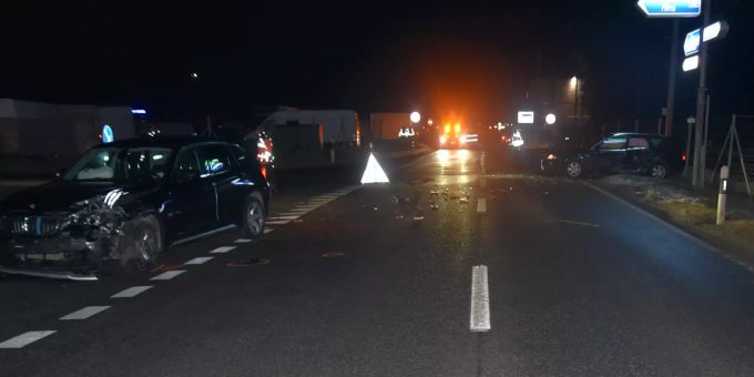 Die beiden Lenker und ihre insgesamt drei Mitfahrenden wurden leicht verletzt. Unfall
