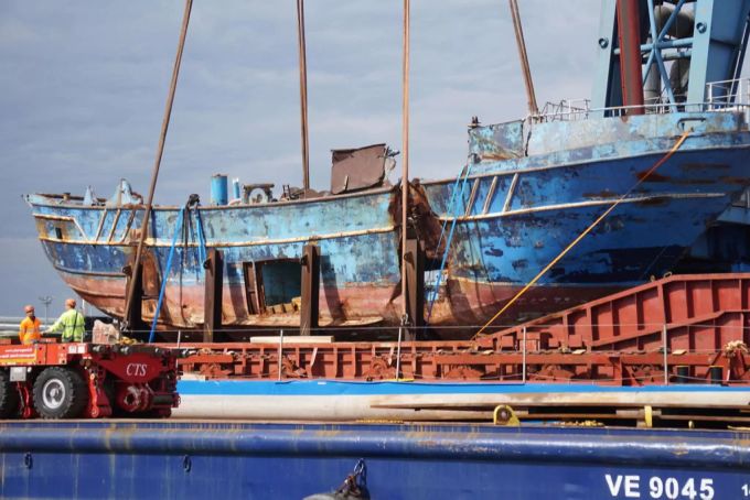 Das Fischerboot, auf dem rund 800 Menshcen starben, wurde von Christoph Büchel ausgestellt. Boot