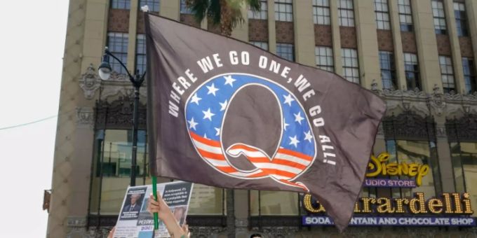 QAnon-Anhänger im August 2020 QAnon-Anhänger im August 2020