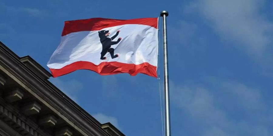 Die rot-weisse Flagge der Stadt mit dem Berliner Bären weht auf dem Dach des Abgeordnetenhauses. Foto: Soeren Stache/dpa